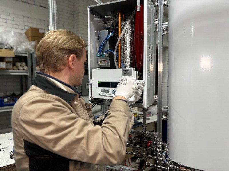 Técnico revisando el interior de un calentador de agua durante el mantenimiento