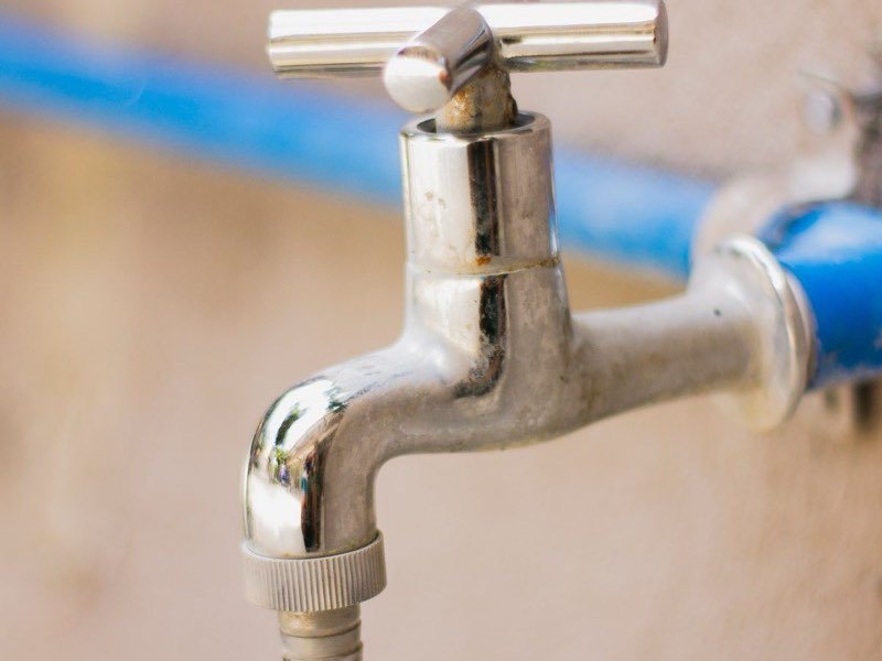 Llave de agua con baja presión por una fuga en la línea